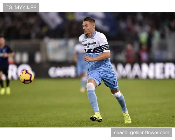 特写：因莫比莱在拉齐奥主场完成告别战，球迷起立鼓掌致敬